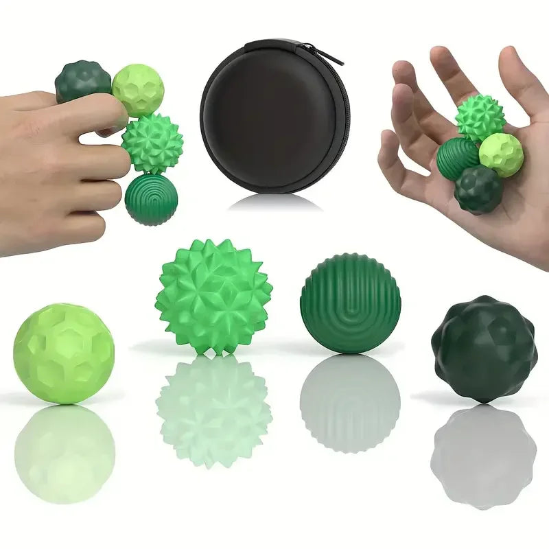 Eine Hand hält verschiedene silikonhaltige magnetische Fidget-Bälle in Grüntönen und Grau.
