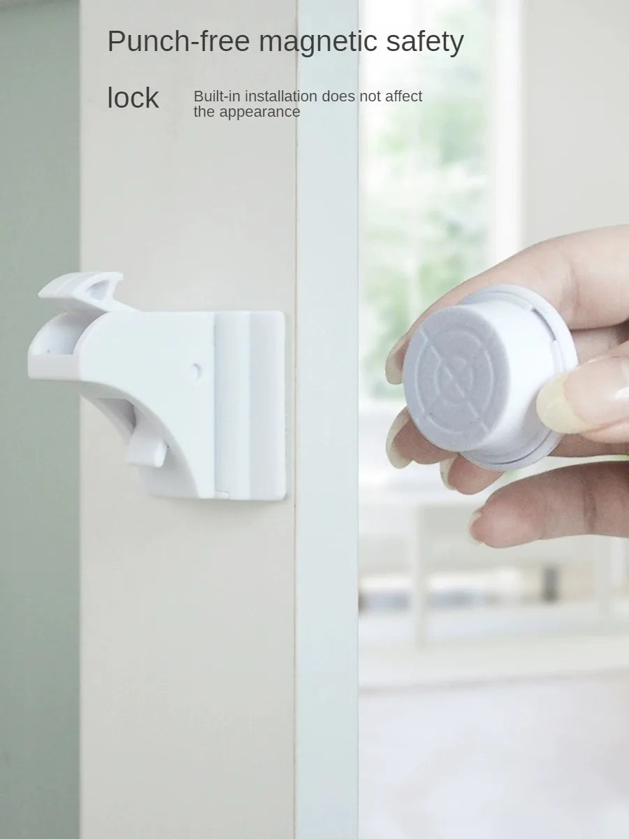 Loquet magnétique blanc utilisé pour sécuriser une porte de meuble, démontrant la sécurité magnétique sans perçage pour les e