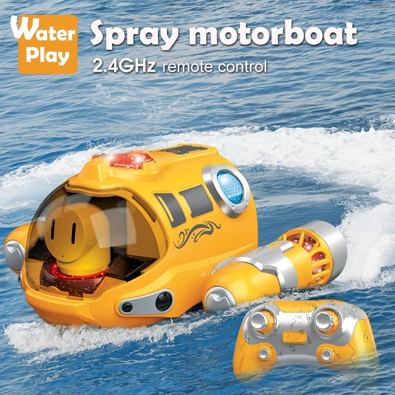 Un bateau à moteur électrique jaune avec sa télécommande navigue dans l'eau bleue.