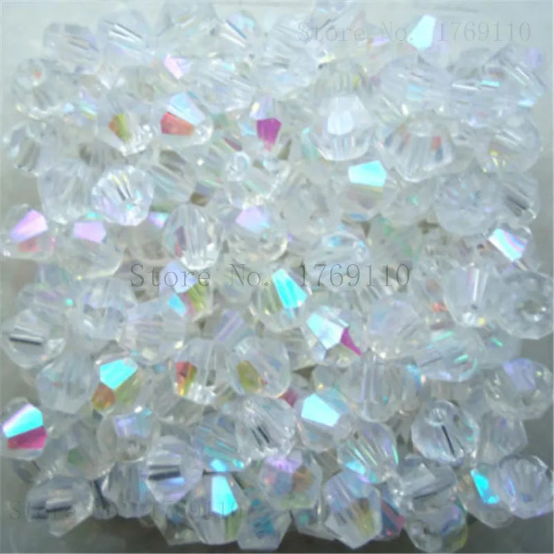 Une pile de perles de cristal claires et facettées pour la fabrication de bijoux DIY.
