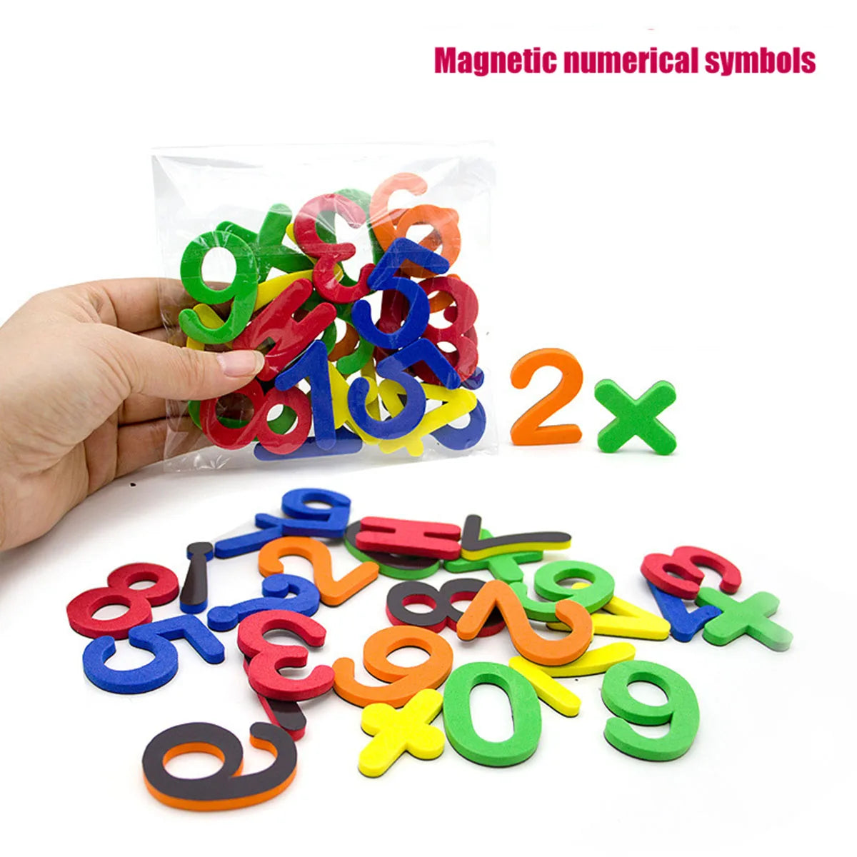 Una mano sostiene una bolsa de símbolos numéricos y letras magnéticos para manualidades o exhibición.