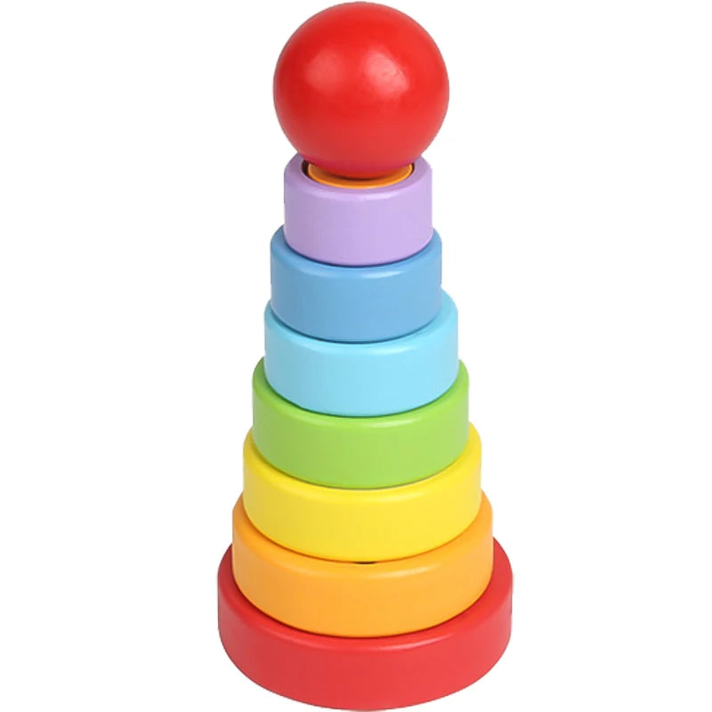 Stapelfarbiger Holzringe in Rot, Orange, Gelb, Grün, Hellblau und Lila als Stapelspielzeug für Kleinkinder