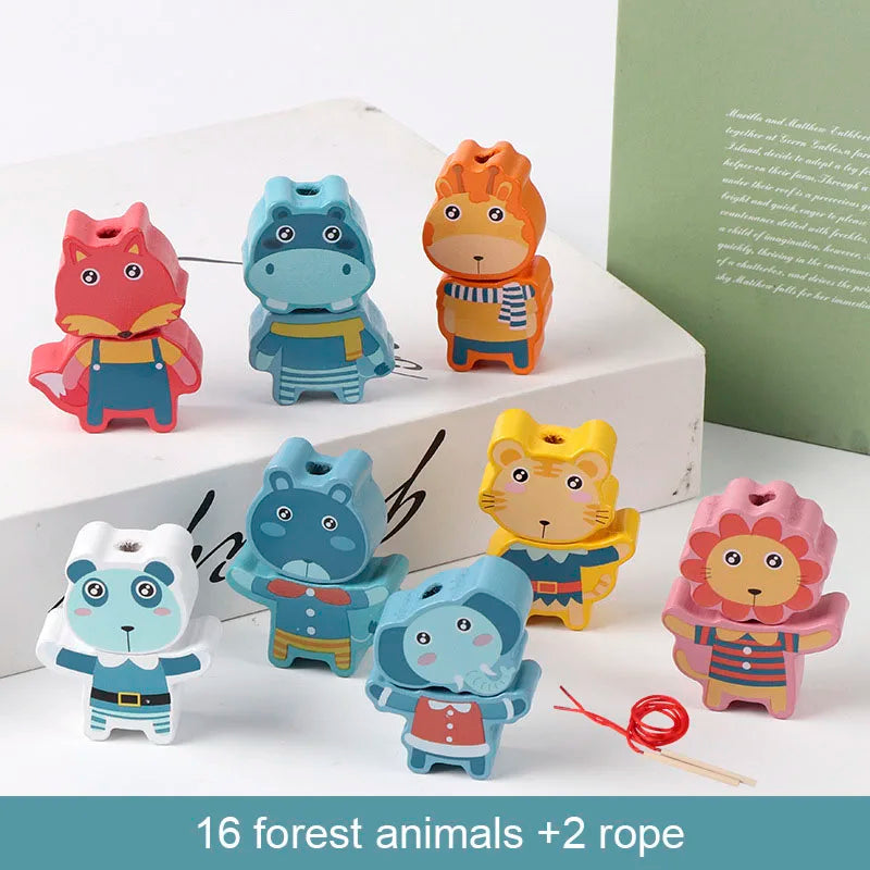 Un ensemble de 16 animaux de la forêt faits de perles à lacer en bois avec deux cordes.