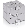Cube anti-stress en métal argenté à pièces imbriquées, vue de dessus.