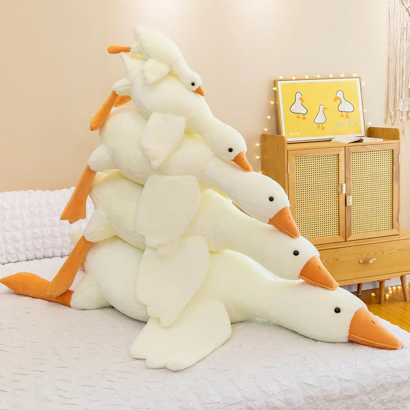 Flauschiges weißes Plüschents duckfederkissen mit orangefarbenen Akzenten auf einem Bett.