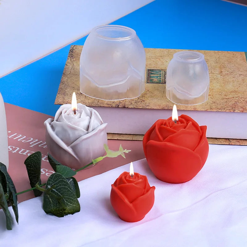 Moldes de rosa de silicona roja para hornear y hacer velas, exhibidos en una superficie blanca.