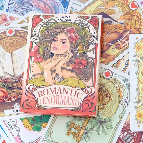 Ein Stapel Lenormand-Orakelkarten im Romantischen Stil mit verschiedenen Tarot-Illustrationen und einer auffälligen Box.