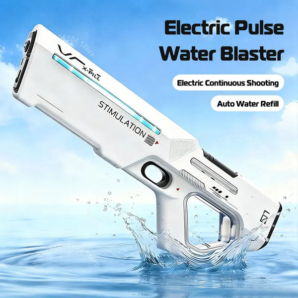 Un pistolet à eau à impulsion électrique blanc tire un jet d'eau dans un liquide bleu sur fond bleu clair.