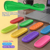 Collection de bandes anti-stress en silicone colorées de différentes formes et couleurs, disposées sur une surface en bois.