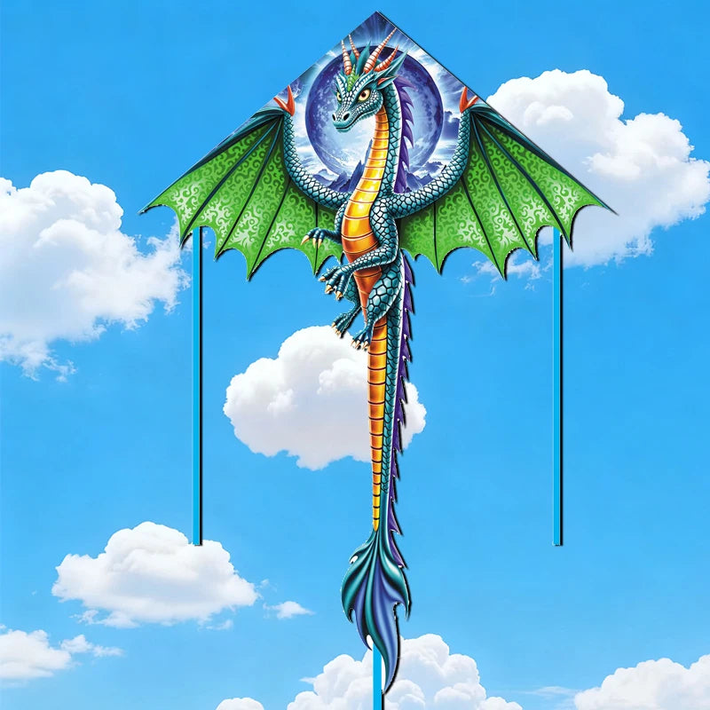 Un delta kite en nylon vert et violet à thème dragon volant sous un ciel bleu vif avec des nuages blancs.
