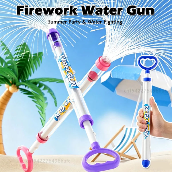 Eine weiße und lila Wasserpistole schießt einen Wasserstrahl, eine Hand hält eine ähnliche Wasserblaster.