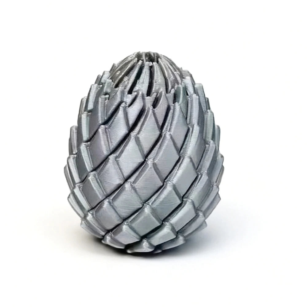 Un œuf de dragon imprimé en 3D, texturé et gris, utilisé pour la relaxation.