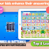 La main d'un enfant tape une tablette d'apprentissage bilingue affichant une question sur 1+2 et diverses images de lettres e
