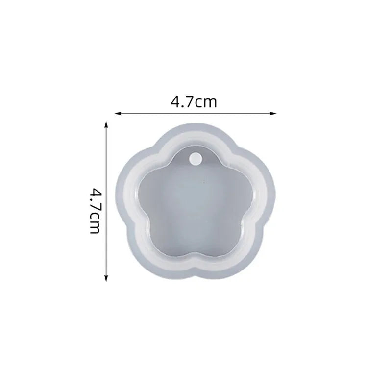 A light gray heart-shaped silicone mold for resin jewelry making, measuring 4.7cm by 4.7cm.