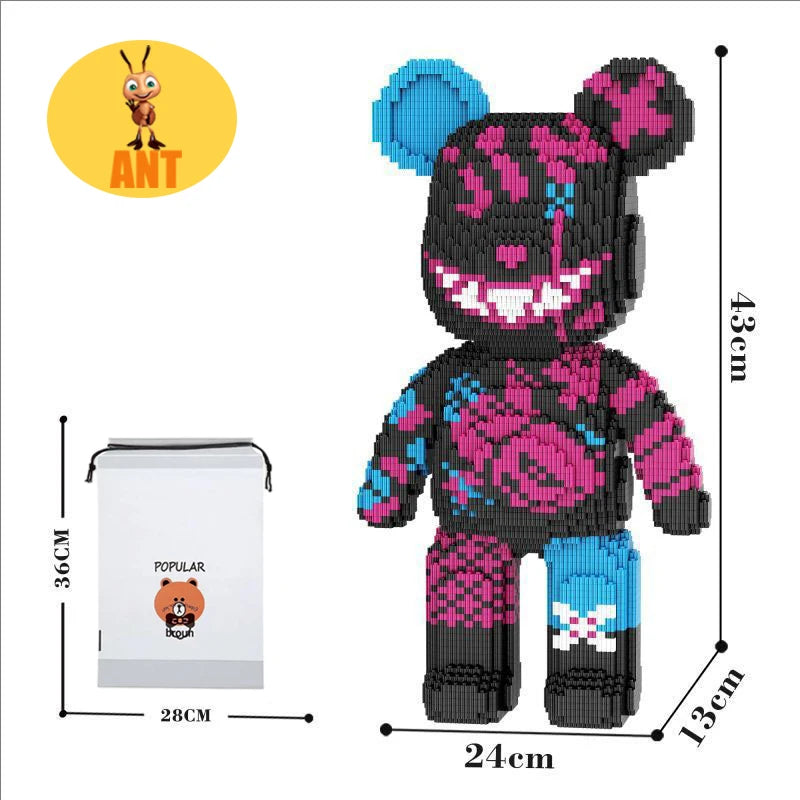 Schwarzer und pinker Bären-Baustein-Figur mit blauen Akzenten, neben seiner Verpackung.