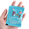 Une main tient un paquet de liquide Party Bubble pour enfants.