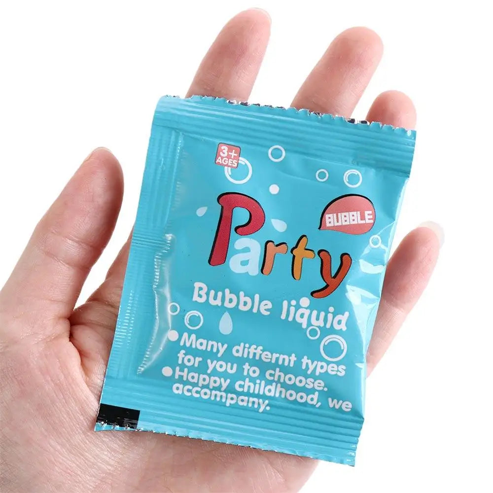 Une main tient un paquet de liquide Party Bubble pour enfants.