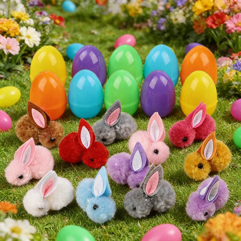Ensemble œufs de Pâques et lapin en peluche colorés sur l'herbe verte