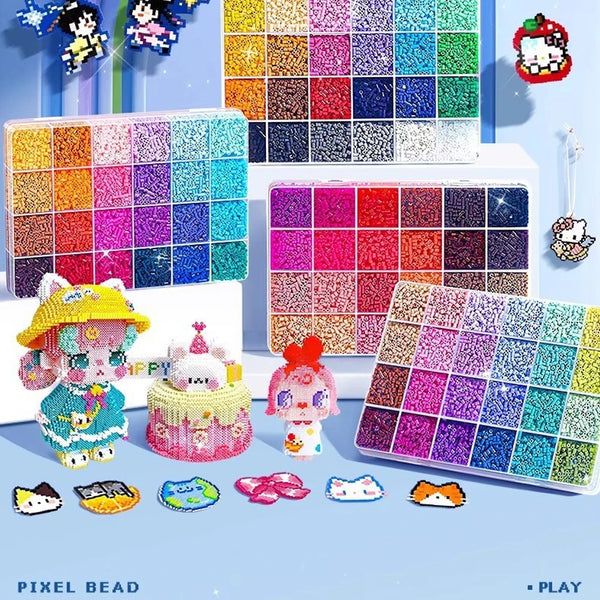 Fargerike perler og smelt perler i rutenett og løst på lyseblå overflate for håndarbeid.