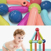 Set farbenfroher magnetischer Bausteine und ein Holzturm für Kinderspiel