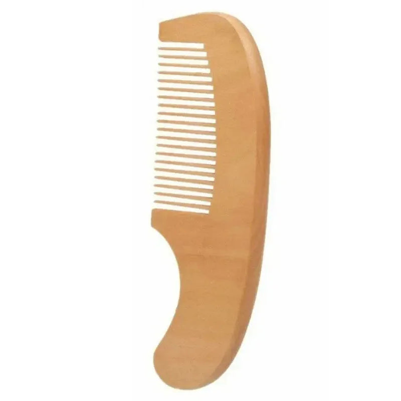Peine de madera clara con dientes paralelos para el cuidado del cabello de recién nacidos.