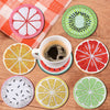 Un ensemble de sous-verres de peinture diamant colorés avec des motifs de tranches d'agrumes comme l'orange, le citron et le 