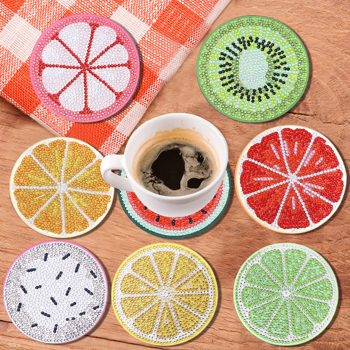 Un ensemble de sous-verres de peinture diamant colorés avec des motifs de tranches d'agrumes comme l'orange, le citron et le 