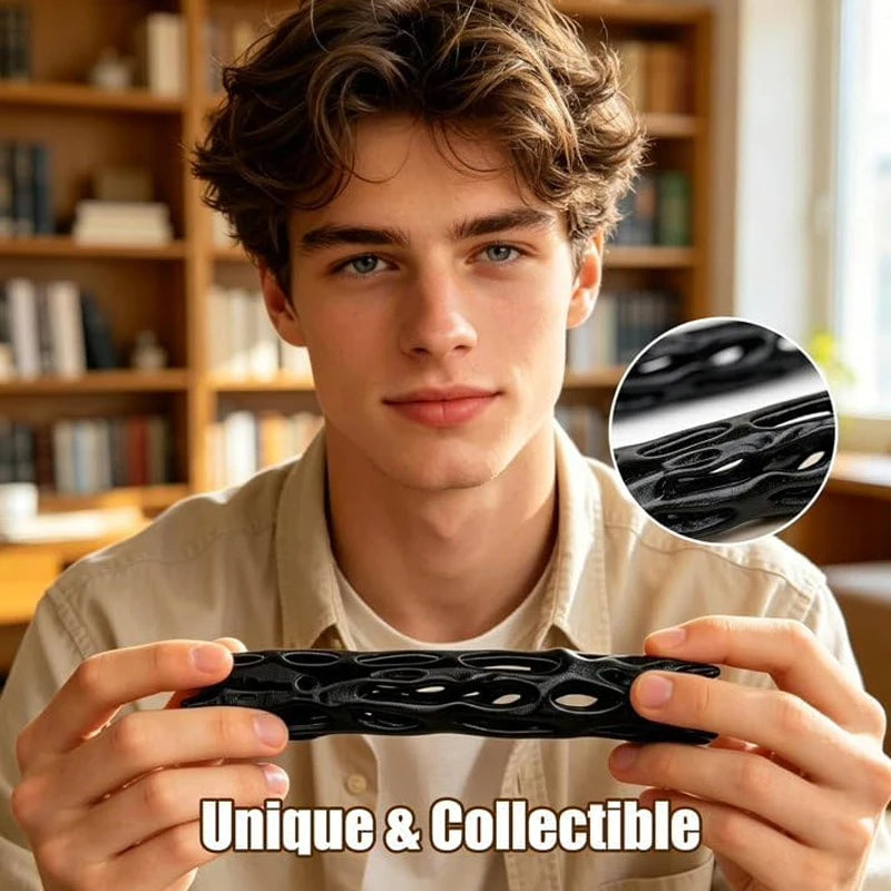 Ein junger Mann hält einen schwarzen, kunstvollen Snap-Stick in seinen Händen.