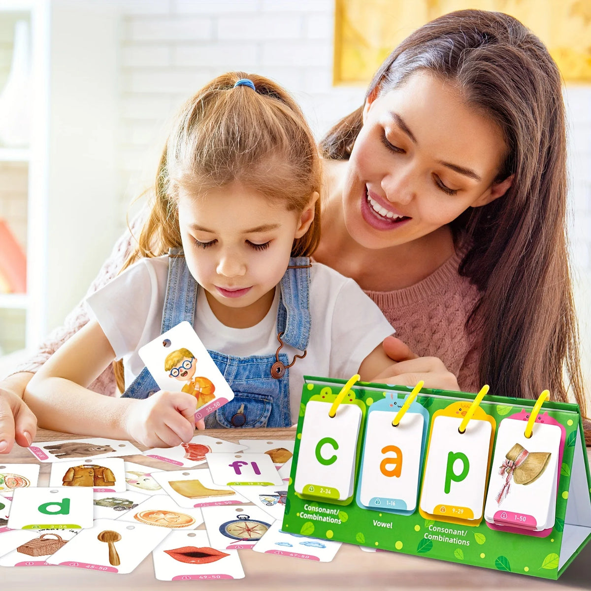 Une femme aide une jeune fille à apprendre des mots visuels avec des cartes colorées sur une table.