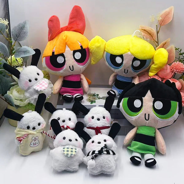 Un ensemble de trois poupées en peluche représentant Blossom, Buttercup et Bubbles des Powerpuff Girls.