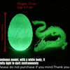 Dragon vert lumineux avec un œuf, émettant de la lumière dans les environnements sombres.