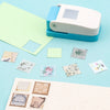 Un poinçon pour timbres carré blanc et bleu avec divers timbres disposés sur un fond bleu clair.