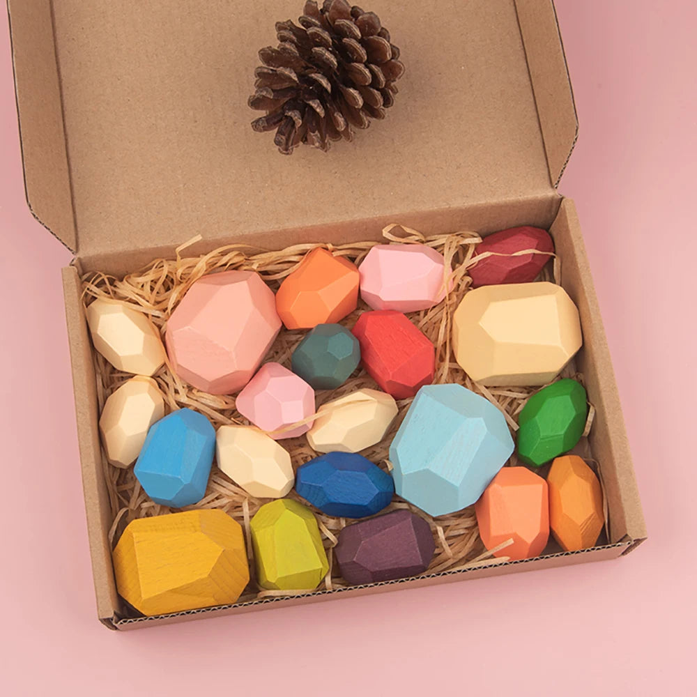 Ensemble de blocs sensoriels en bois avec des formes géométriques colorées dans des tons pastel et vibrants.