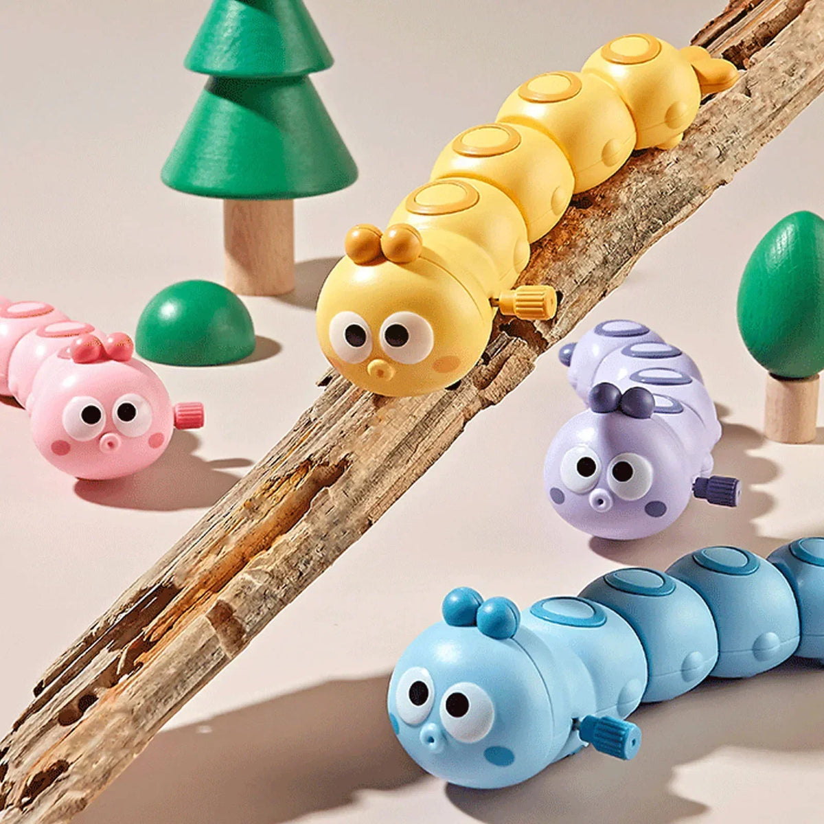 Eine Sammlung gelber und violetter Cartoon-Käfer-Uhrenspielzeuge liegen auf verwittertem Holz.