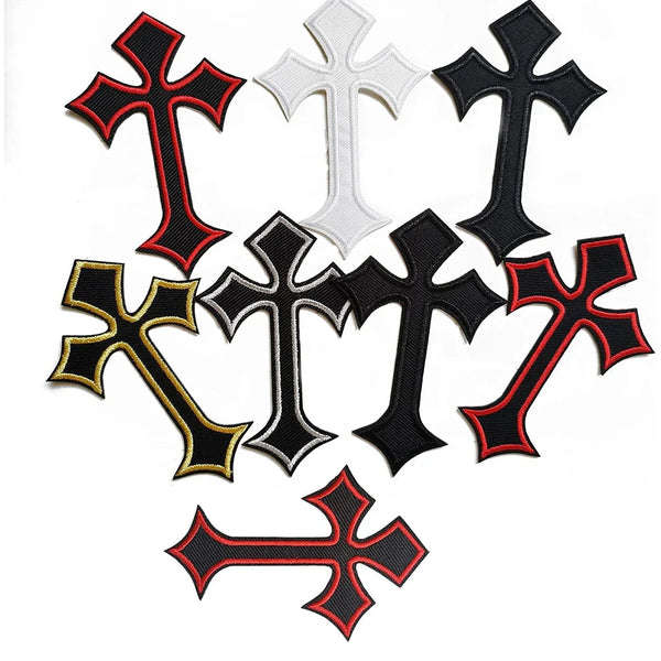 Sammlung von schwarz-weißen, gestickten Kreuz-Patches zum DIY-Reparieren.