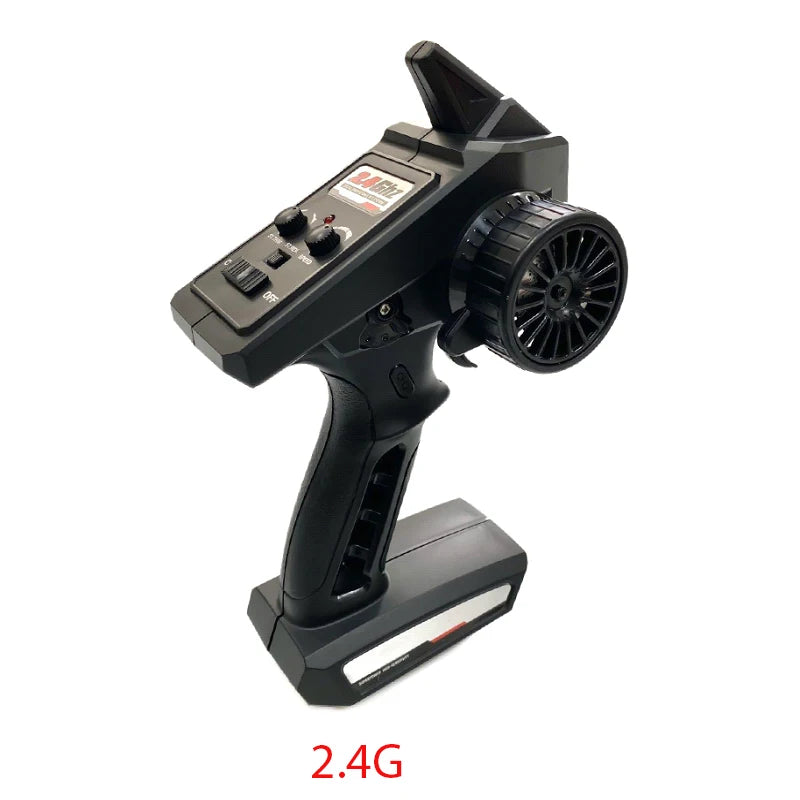 Schwarzes Hochgeschwindigkeits-RC-Rennauto im 1/16-Maßstab mit sichtbarem Motor und Getriebe.