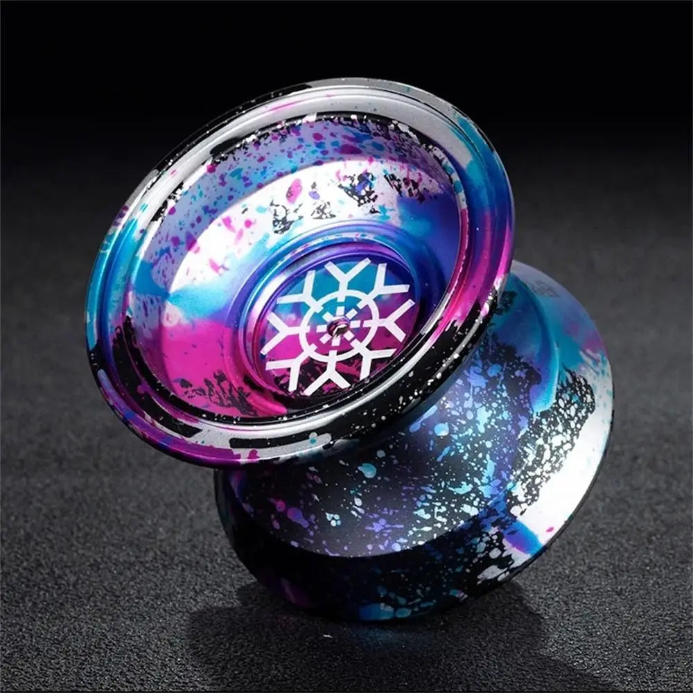 Gros plan d'un yo-yo en aluminium haute performance avec 10 billes, montrant des couleurs bleues et violettes irisées.