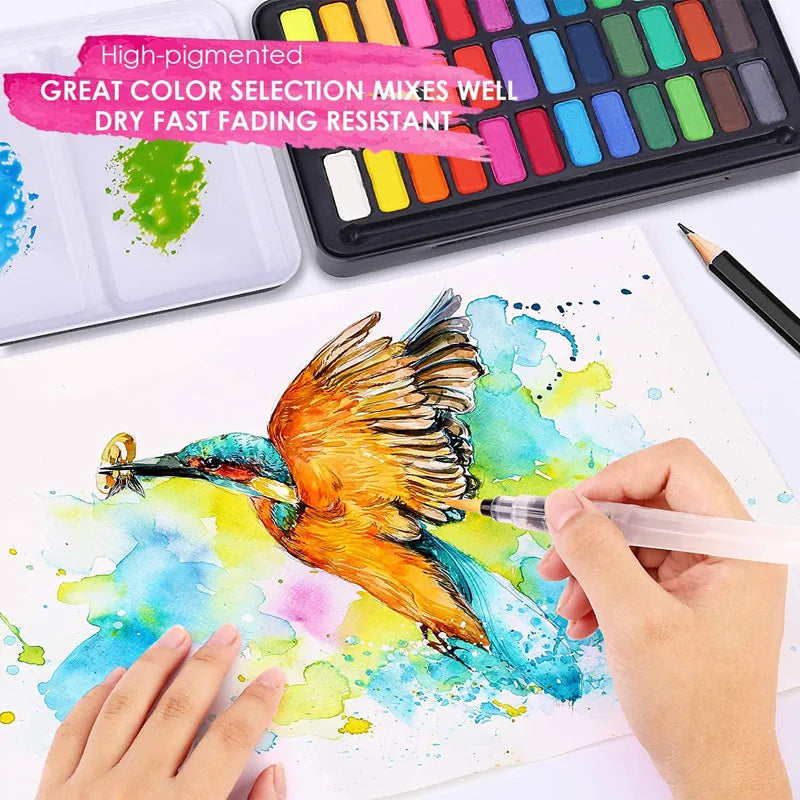 يد ترسم طائرًا مائيًا زاهيًا بألوان مائية على ورق باستخدام فرشاة، بجوار باليت من الأصباغ الجافة.