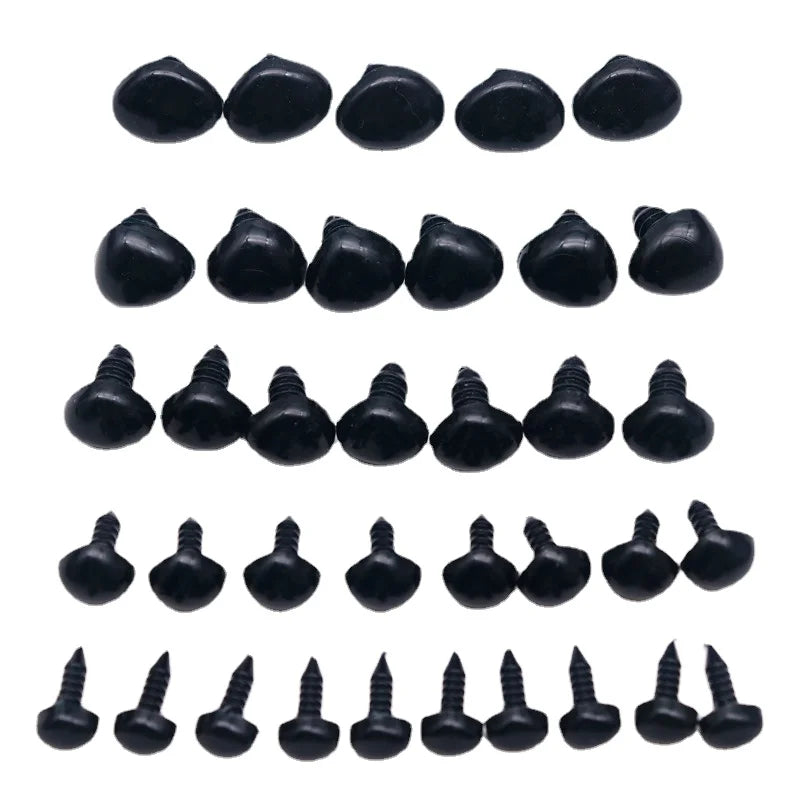 Une collection de nez en plastique de sécurité noirs pour poupées amigurumi, disposés en rangées.