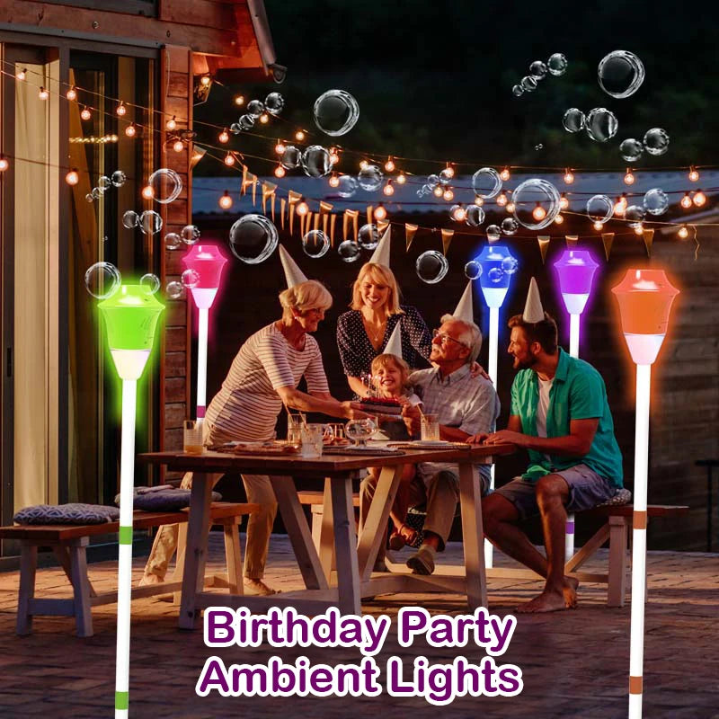 Geburtstagsparty-Ambiente mit leuchtenden Ballons und farbenfrohen Laternen, die eine Gruppe im Freien beleuchten.