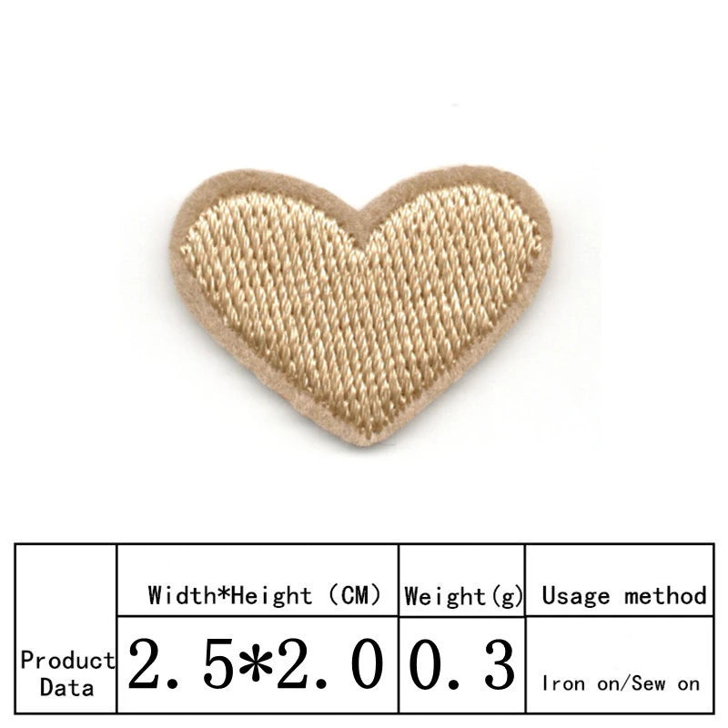 Un patch de broderie en forme de cœur beige, à appliquer à chaud, avec l'étiquette de données du produit en dessous.