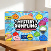 Eine Box mit Geheimnis-Dumpling Countdown-Kalender mit bunten, quetschbaren Spielzeugen und einer großen Dumpling-Form.