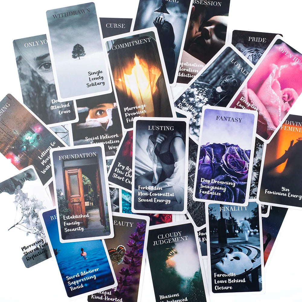 Collection de cartes oracles avec divers thèmes comme la malédiction, l'engagement, la luxure et la fantaisie.