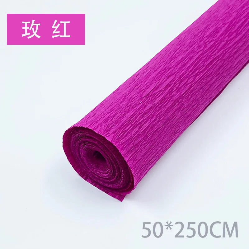 Rolle leuchtend magentafarbener Crêpepapier für DIY und Bastelarbeiten, Maße 50x250cm.