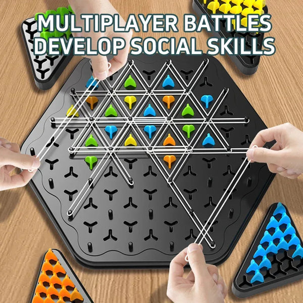 Hände bauen ein dreieckiges Strategieschachspiel für Mehrspieler-Schlachten zur Entwicklung sozialer Fähigkeiten zusammen