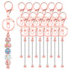 Un ensemble de barres à clés en métal et perles roses de différentes formes et longueurs.