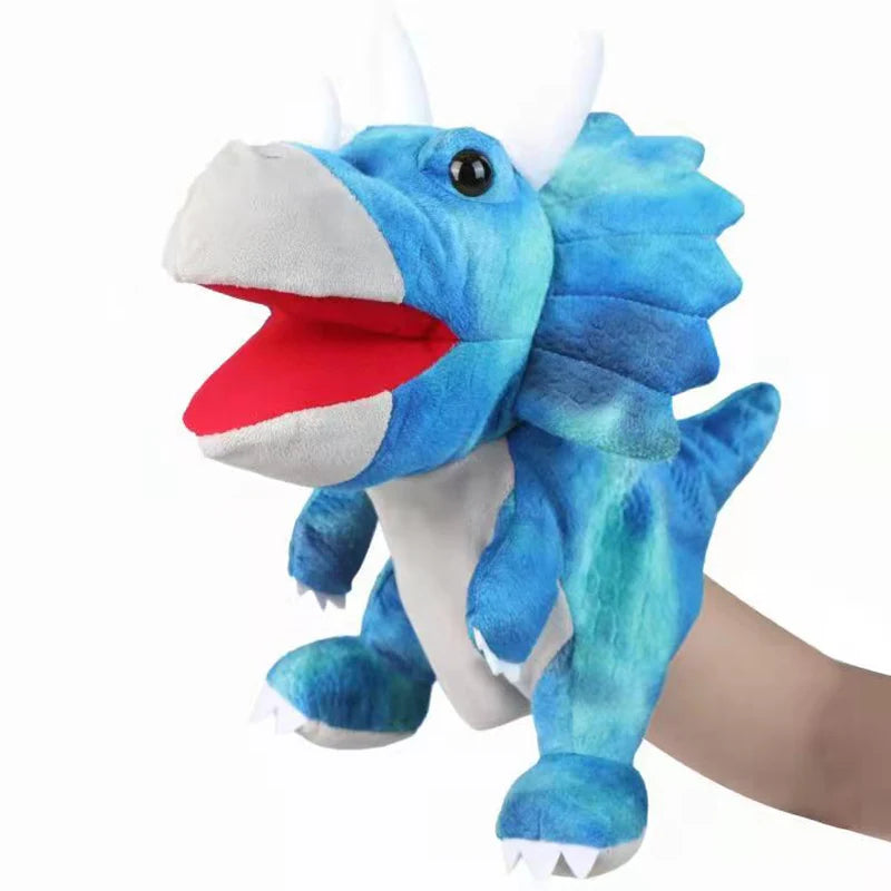 Tête de dinosaure bleu en peluche avec des cornes blanches et la bouche ouverte, vue en gros plan.